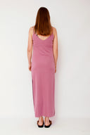 leslee-maxi-jurk-roze-met-spleten-mbym-model-achteraanzicht-1