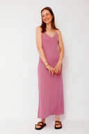 leslee-maxi-jurk-roze-met-spleten-mbym-model-vooraanzicht-4