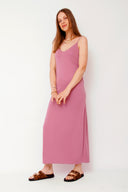 leslee-maxi-jurk-roze-met-spleten-mbym-model-vooraanzicht-5