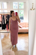 leslee-maxi-jurk-roze-met-spleten-mbym-model-selfie-vooraanzicht-1