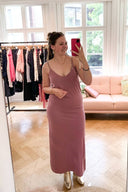 leslee-maxi-jurk-roze-met-spleten-mbym-model-selfie-vooraanzicht-2