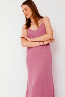 leslee-maxi-jurk-roze-met-spleten-mbym-model-vooraanzicht-3