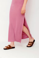 leslee-maxi-jurk-roze-met-spleten-mbym-model-close-up-vooraanzicht-1