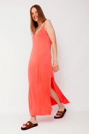 leslee-maxi-jurk-oranje-met-spleten-mbym-model-vooraanzicht-1