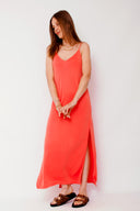 leslee-maxi-jurk-oranje-met-spleten-mbym-model-vooraanzicht-3