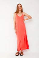 leslee-maxi-jurk-oranje-met-spleten-mbym-model-vooraanzicht-4