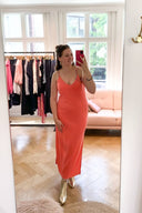 leslee-maxi-jurk-oranje-met-spleten-mbym-model-selfie-vooraanzicht-2