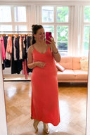 leslee-maxi-jurk-oranje-met-spleten-mbym-model-selfie-vooraanzicht-1