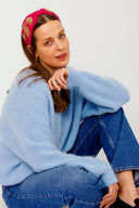 gingko-haarband-roze-handgeborduurd-namjosh-model-vooraanzicht-1