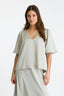 Largo-satijnen-blouse-zilver-grijs-neo-noir-model-vooraanzicht-1