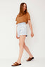 hugo-jeans-short-lichtblauw-sweet-like-you-model-zijaanzicht-2