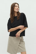 emrys-top-mbym-black-model-vooraanzicht-1