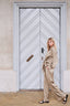alessandra-satijnen-broek-taupe-model-zijaanzicht