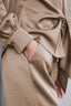 alessandra-satijnen-broek-taupe-model-close-up-2