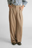 alessandra-satijnen-broek-taupe-model-vooraanzicht-1