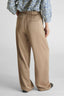 alessandra-satijnen-broek-taupe-model-achteraanzicht