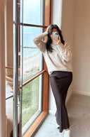 vicky-maxi-satijnen-rok-neo-noir-donkerbruin-model-vooraanzicht-1