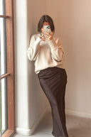 vicky-maxi-satijnen-rok-neo-noir-donkerbruin-model-vooraanzicht-2