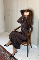 vicky-maxi-satijnen-rok-neo-noir-donkerbruin-model-zijaanzicht-1