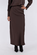 vicky-maxi-satijnen-rok-neo-noir-donkerbruin-model-vooraanzicht-4
