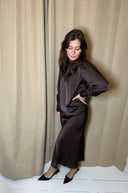 vicky-maxi-satijnen-rok-neo-noir-donkerbruin-model-zijaanzicht-3