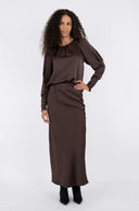 vicky-maxi-satijnen-rok-neo-noir-donkerbruin-model-vooraanzicht-3