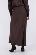 vicky-maxi-satijnen-rok-neo-noir-donkerbruin-model-achteraanzicht-1