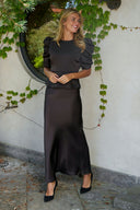 vicky-satijnen-maxi-rok-dark-brown-donkerbruin-neo-noir-lookfoto-vooraanzicht-3