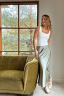 vicky-maxi-satijnen-rok-neo-noir-lichtgroen-model-vooraanzicht-2