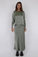 vicky-maxi-satijnen-rok-neo-noir-lichtgroen-model-vooraanzicht-5