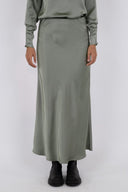 vicky-maxi-satijnen-rok-neo-noir-lichtgroen-model-vooraanzicht-6