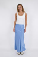 vicky-maxi-satijnen-rok-neo-noir-lichtblauw-model-vooraanzicht-1