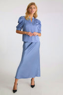 vicky-maxi-satijnen-rok-neo-noir-blauw-model-vooraanzicht-1