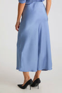 vicky-maxi-satijnen-rok-neo-noir-blauw-model-achteraanzicht-1