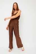bruine-lurex-jumpsuit-met-glitter-met-gekruiste-bandjes-grace-and-mila-model-vooraanzicht-1