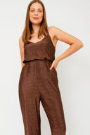bruine-lurex-jumpsuit-met-glitter-met-gekruiste-bandjes-grace-and-mila-model-vooraanzicht-2