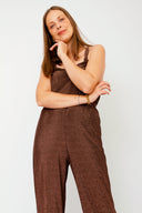 bruine-lurex-jumpsuit-met-glitter-met-gekruiste-bandjes-grace-and-mila-model-vooraanzicht-3