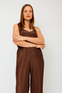 bruine-lurex-jumpsuit-met-glitter-met-gekruiste-bandjes-grace-and-mila-model-vooraanzicht-4