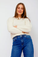 lola-sweater-met-ballonmouwen-wit-cream-sweet-like-you-model-vooraanzicht-1