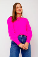lola-sweater-met-ballonmouwen-fluo-fuchsia-sweet-like-you-model-vooraanzicht-1