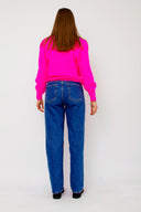 lola-sweater-met-ballonmouwen-fluo-fuchsia-sweet-like-you-model-achteraanzicht-1