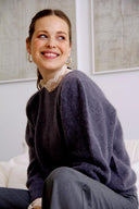 lola-sweater-met-ballonmouwen-donker-grijs-sweet-like-you-model-zijaanzicht-1