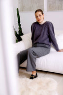 lola-sweater-met-ballonmouwen-donker-grijs-sweet-like-you-model-vooraanzicht-1