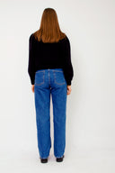 lola-sweater-met-ballonmouwen-zwart-sweet-like-you-model-achteraanzicht-1