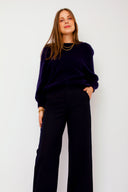 lola-sweater-met-ballonmouwen-zwart-sweet-like-you-model-vooraanzicht-5