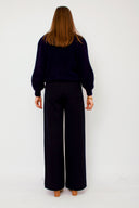 lola-sweater-met-ballonmouwen-zwart-sweet-like-you-model-achteraanzicht-2