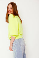 lola-sweater-met-ballonmouwen-fluo-geel-sweet-like-you-model-zijaanzicht-1