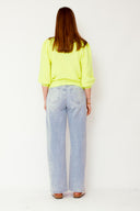 lola-sweater-met-ballonmouwen-fluo-geel-sweet-like-you-model-achteraanzicht-1