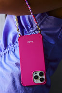 flexibel-gerecycled-iphone-hoesje-fuchsia-roze-atelje-model-vooraanzicht-1