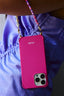 flexibel-gerecycled-iphone-hoesje-fuchsia-roze-atelje-model-vooraanzicht-1